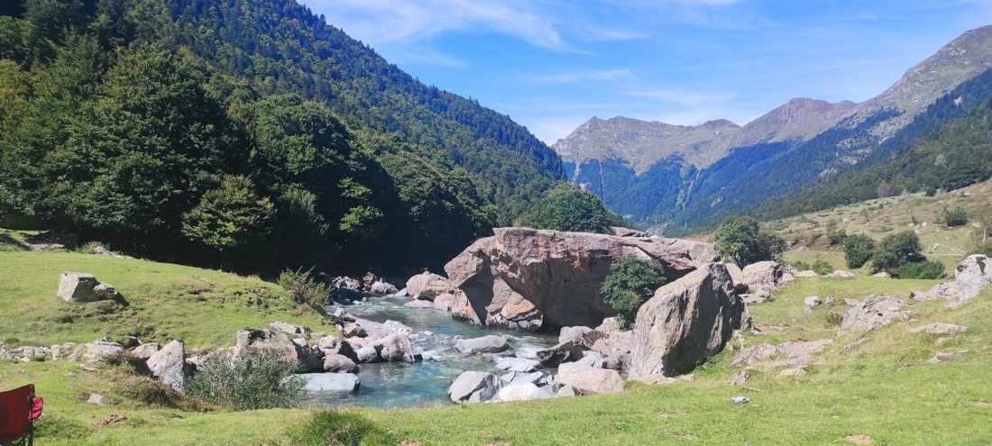 Paysage du Pays Basque — montagnes et torrent, zone d'intervention de Mélanie autour de Briscous (64)